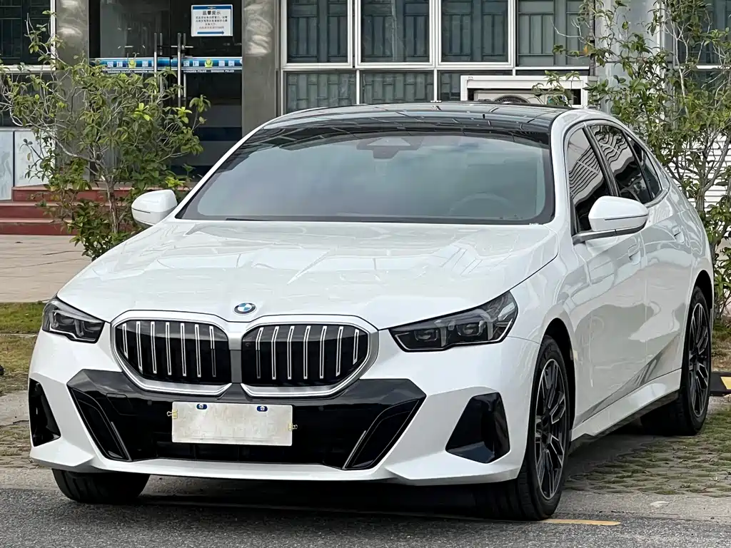 BMW 5 Series 2026 530Li Leading M Sports Package купить на сайте DeffCars