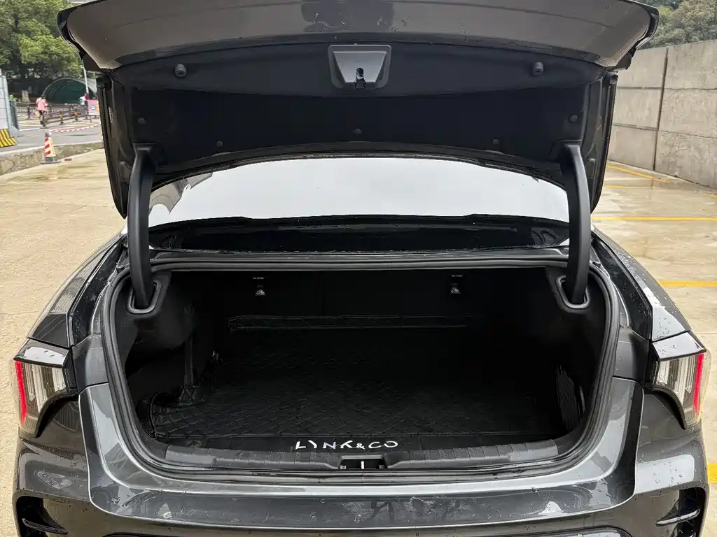 Lynk & Co 03 2023 1.5TD DCT Plus купить на сайте DeffCars