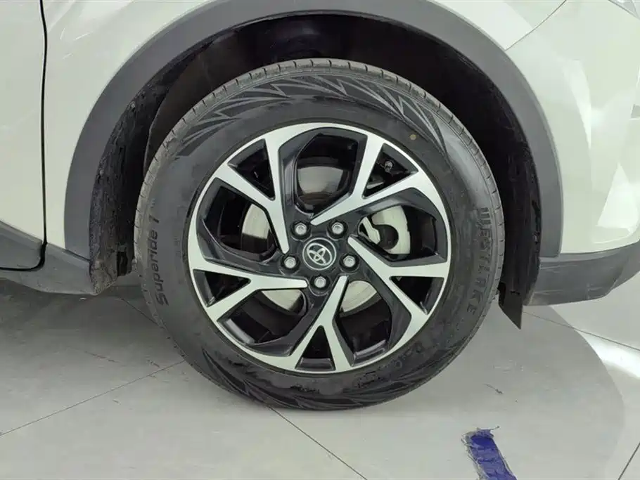 Toyota C-HR 2018 2.0L Leading Sunroof Version National VI купить на сайте DeffCars