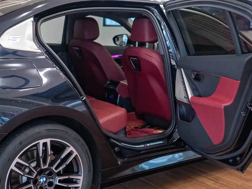 BMW 5 Series 2024 530Li Leading M Sports Package купить на сайте DeffCars