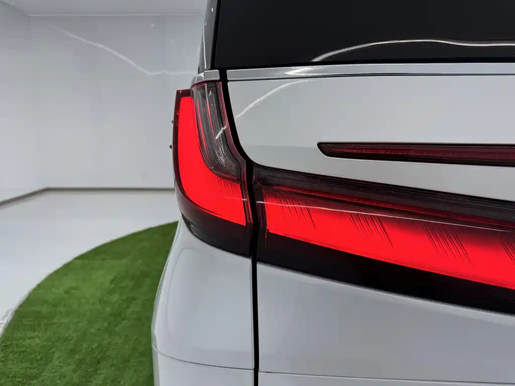 Lexus LM 2023 500h six-seater premium version купить на сайте DeffCars