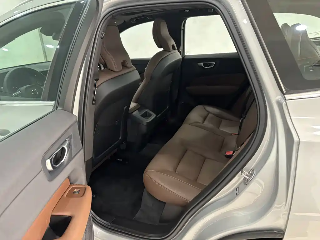 Volvo XC60 2025 B5 four-wheel drive Zhiyi Luxury Edition купить на сайте DeffCars