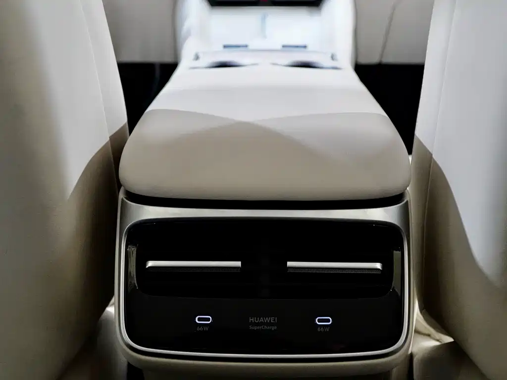 Zhijie R7 2025 extended range 251km Max купить на сайте DeffCars