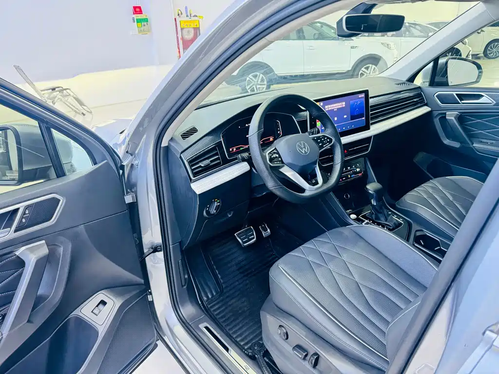 Tiguan L 2022 330TSI automatic two-wheel drive R-Line version купить на сайте DeffCars
