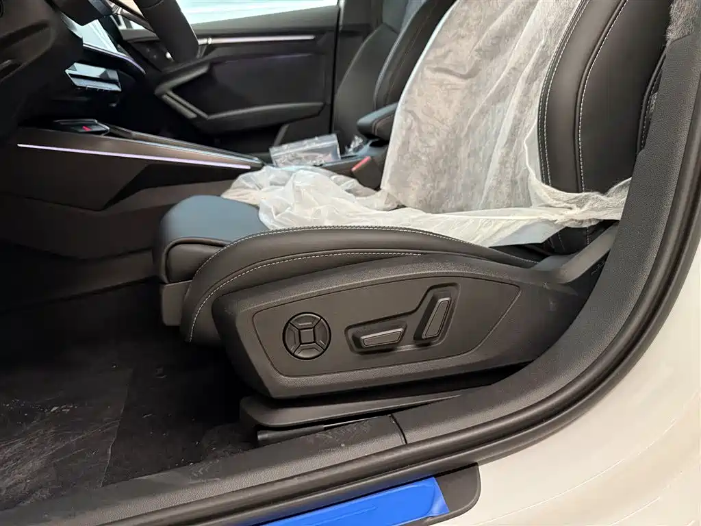 Audi A3 2025 Sportback 35TFSI Flying Spur Exclusive Model купить на сайте DeffCars