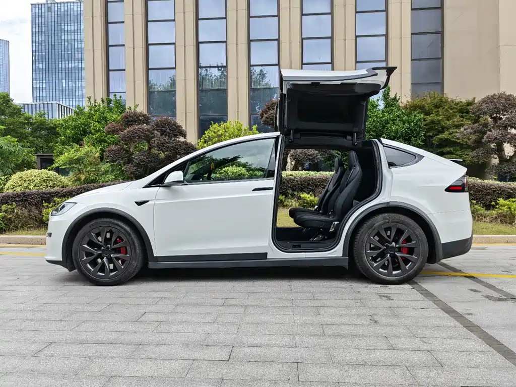 Model X 2023 tri-motor all-wheel drive Plaid version купить на сайте DeffCars