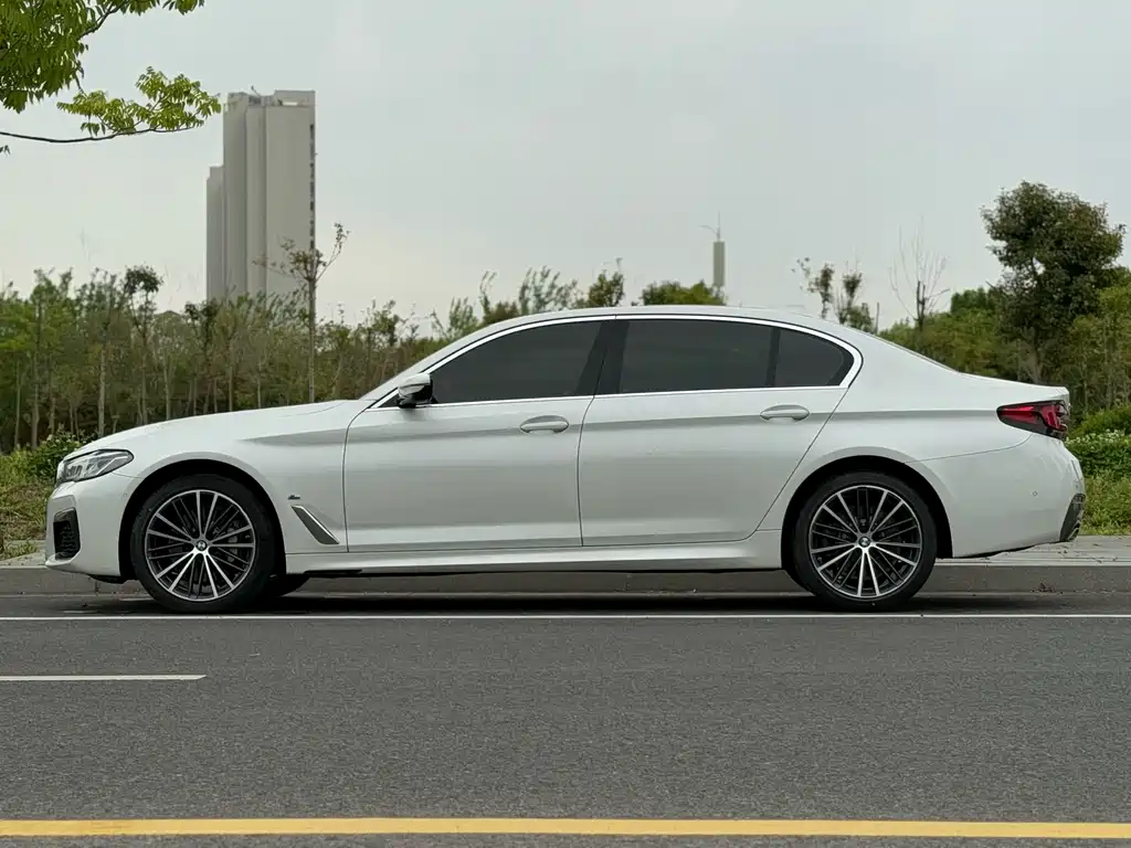 BMW 5 Series 2023 530Li Leading M Sports Package купить на сайте DeffCars
