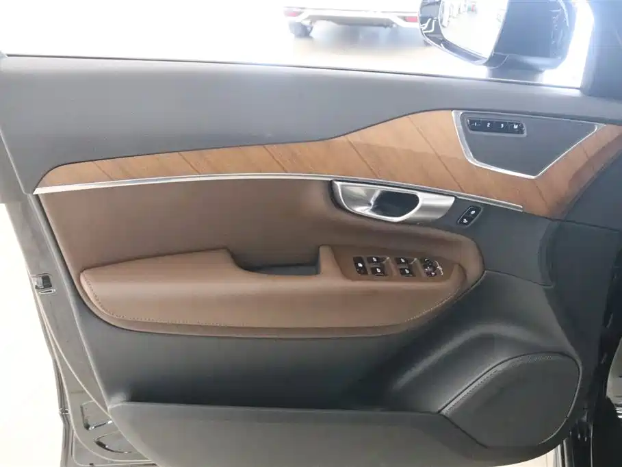 Volvo XC90 2024 B5 Smart Deluxe Edition 5-seater купить на сайте DeffCars