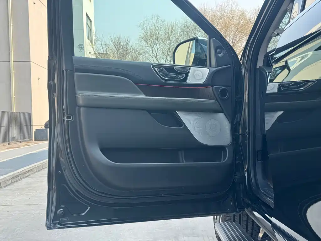 Navigator 2022 3.5T Long Axis Presidential Edition купить на сайте DeffCars