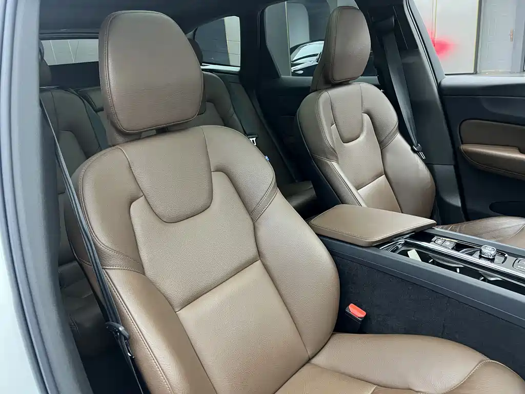 Volvo XC60 2023 B5 four-wheel drive Zhiyi Luxury Edition купить на сайте DeffCars