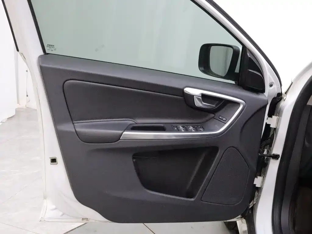Volvo XC60 2017 T5 Smart Travel upgraded version купить на сайте DeffCars