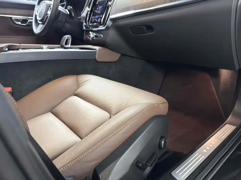 Volvo V90 2024 Cross Country B5 AWD Zhiyuan Edition купить на сайте DeffCars