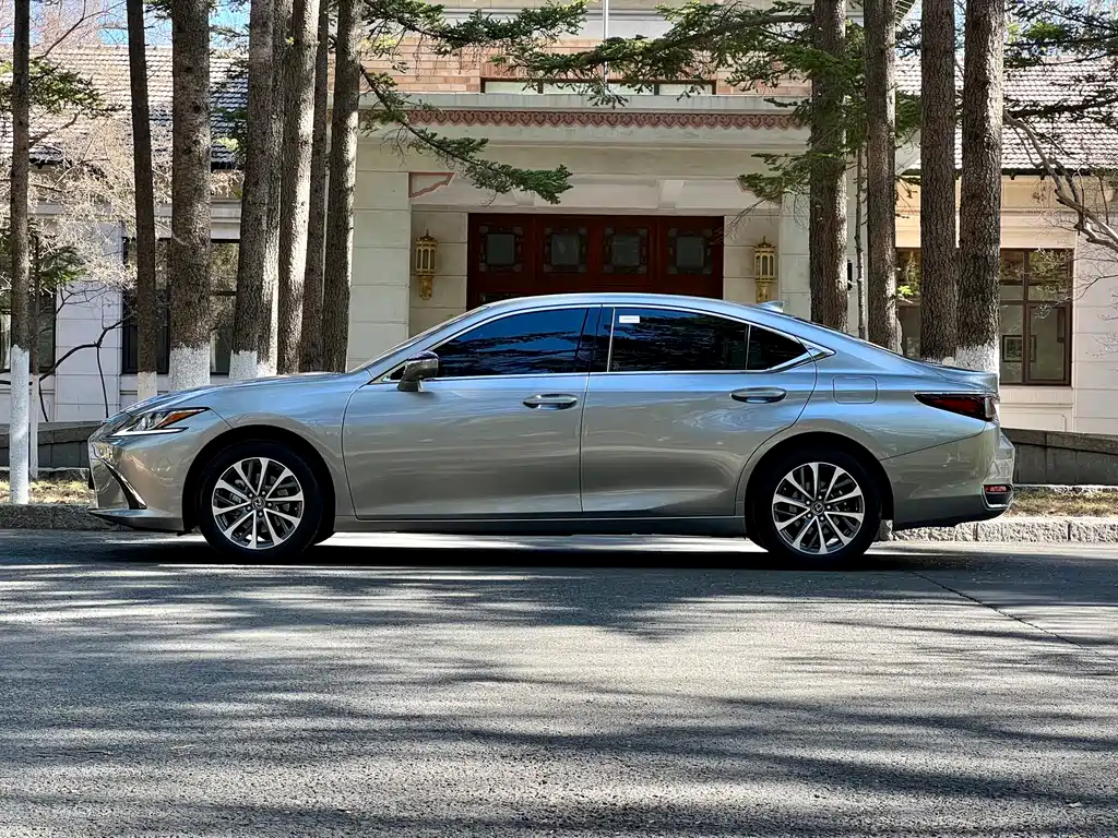 Lexus ES 2024 200 Premium Edition купить на сайте DeffCars
