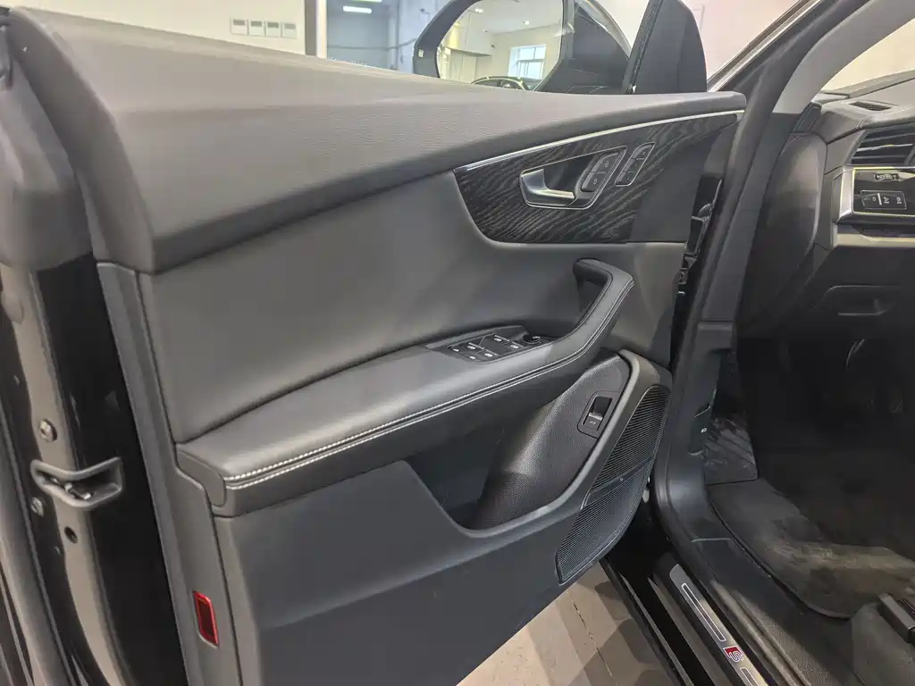 Audi Q8 2024 55 TFSI luxury and dynamic model купить на сайте DeffCars