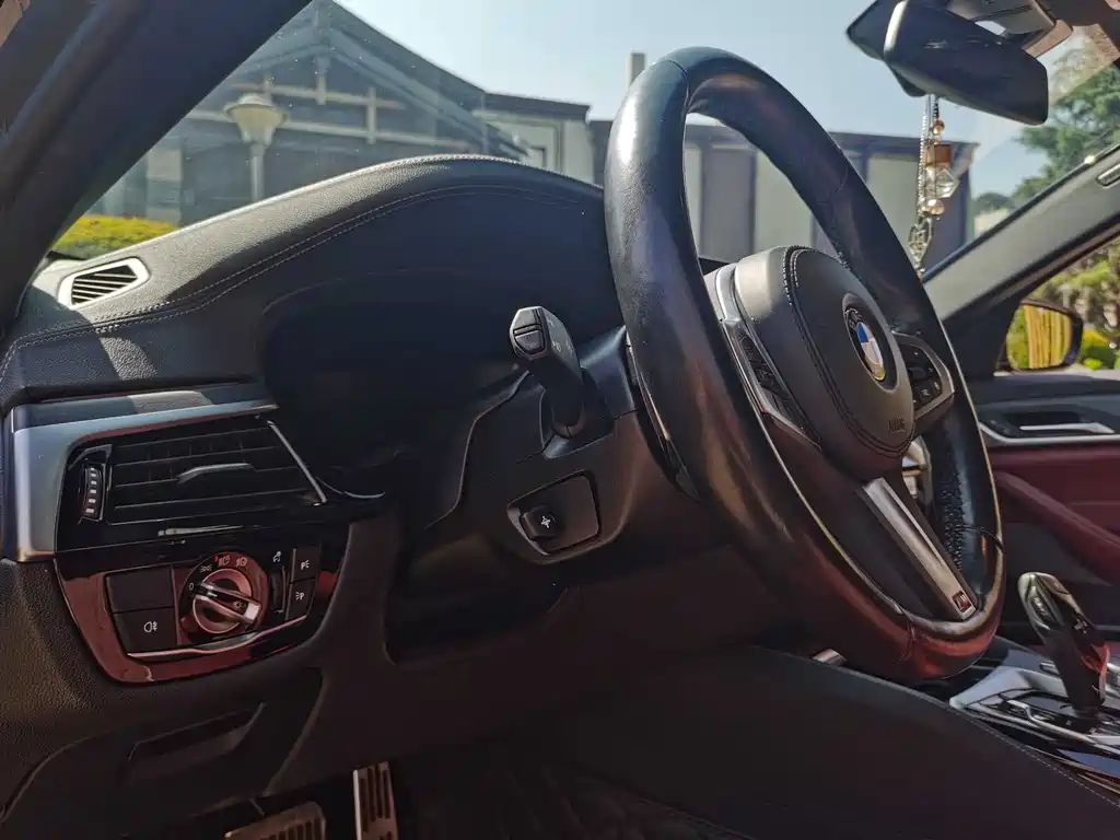 BMW 5 Series 2022 530Li Leading M Sports Package купить на сайте DeffCars