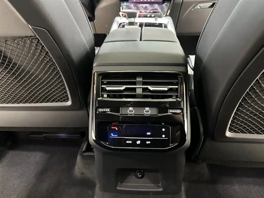 Audi Q6 2024 40 TFSI quattro cloud viewing type Yulin package 7 seats купить на сайте DeffCars