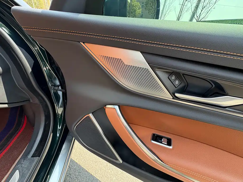 Jaguar XFL 2023 XFL 2.0T P250 two-wheel drive elite sports version купить на сайте DeffCars