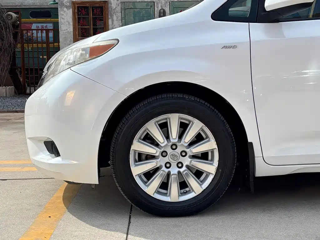 SIENNA 2015 3.5L four-wheel drive L купить на сайте DeffCars
