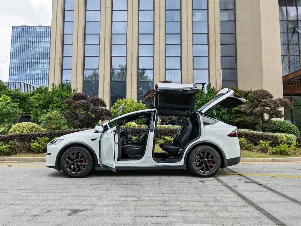 Model X 2023 tri-motor all-wheel drive Plaid version купить на сайте DeffCars