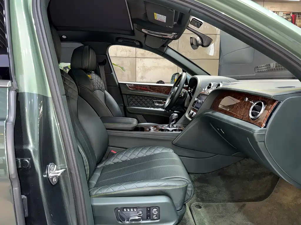 Bentayga 2017 6.0T Standard Edition купить на сайте DeffCars