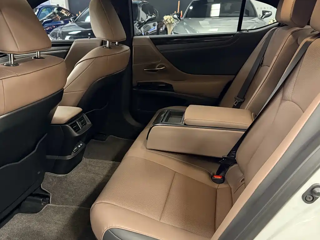 Lexus ES 2022 300h Excellence Edition купить на сайте DeffCars