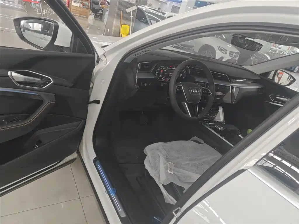 Audi e-tron 2021 50 quattro luxury model купить на сайте DeffCars