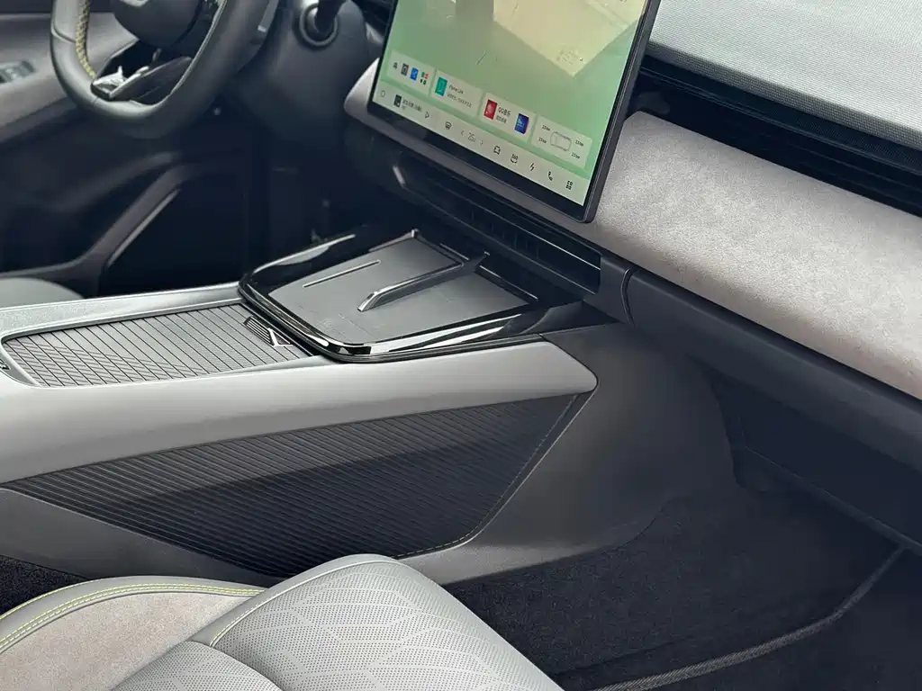 Lynk & Co 08 EM-P 2025 model 120km long battery life Pro купить на сайте DeffCars