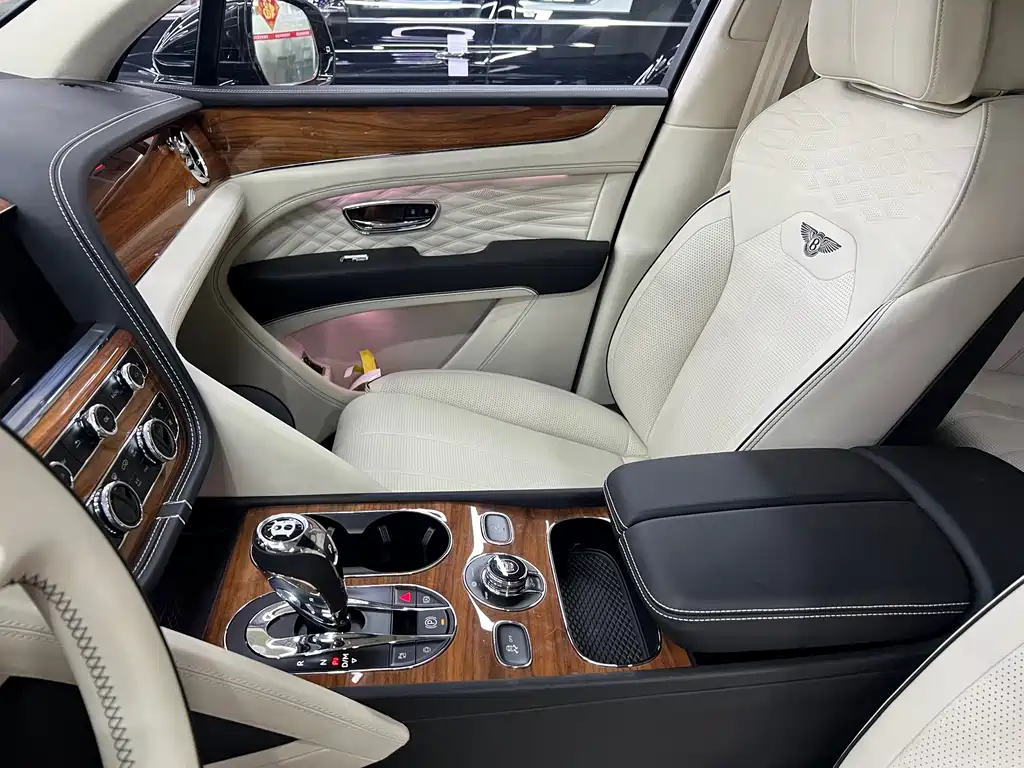 Bentayga 2024 4.0T V8 купить на сайте DeffCars