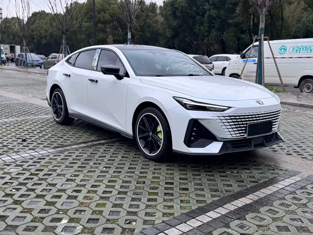 Changan UNI-V 2023 1.5T premium model купить на сайте DeffCars