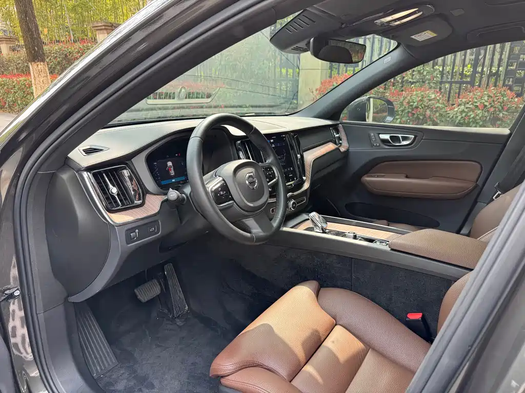 Volvo XC60 2022 B5 four-wheel drive Zhiyuan Deluxe Edition купить на сайте DeffCars