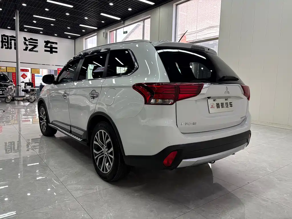 Outlander 2016 2.4L four-wheel drive luxury version 7 seats купить на сайте DeffCars