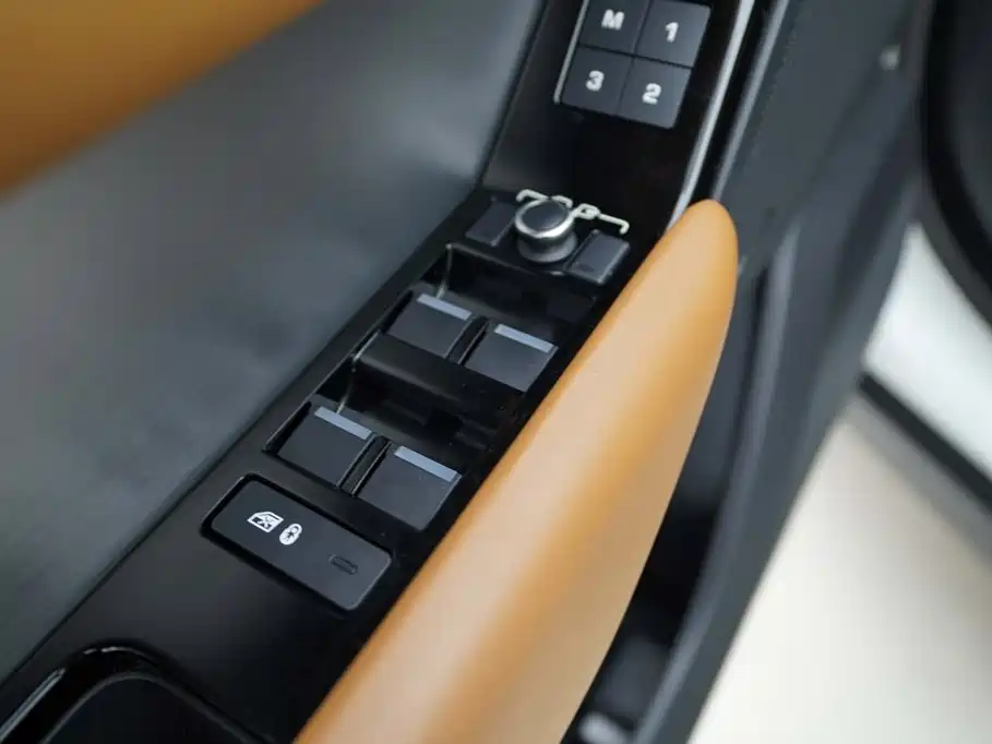 Range Rover Velar 2023 250PS Black Collector’s Edition купить на сайте DeffCars