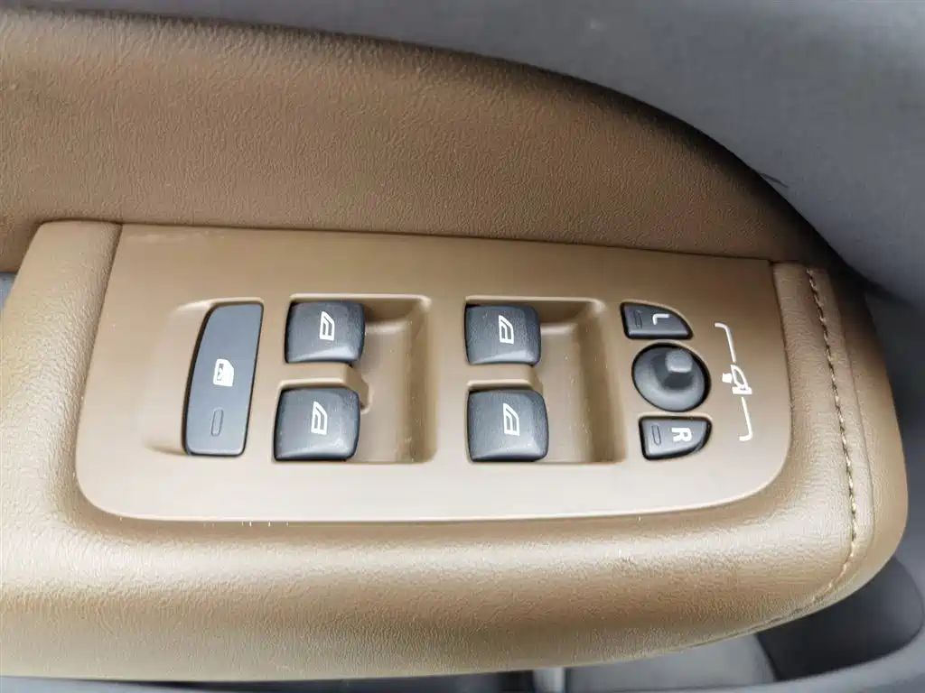 Volvo XC60 2023 B5 four-wheel drive Zhiyi Luxury Edition купить на сайте DeffCars
