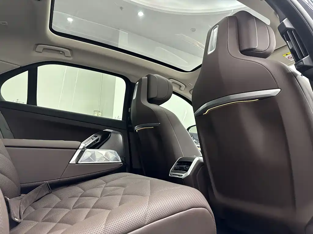 BMW 7 Series 2023 735Li Luxury Package купить на сайте DeffCars