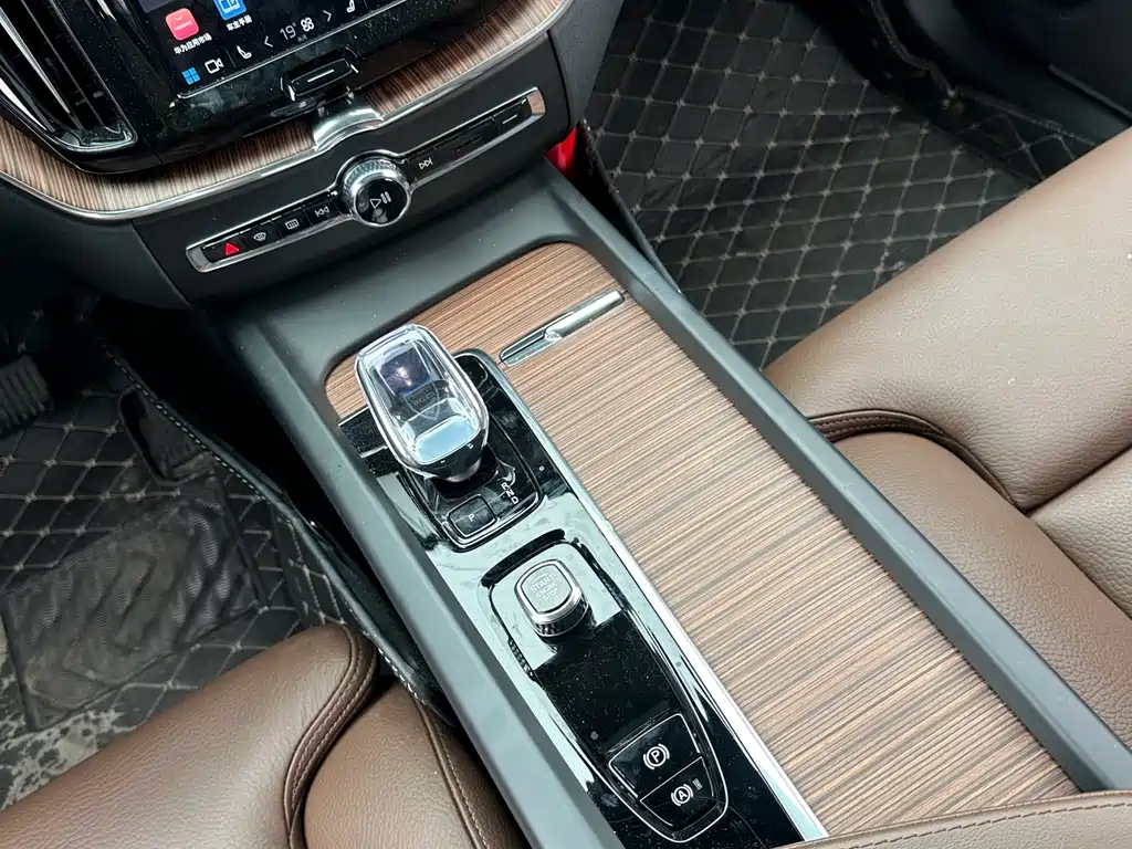 Volvo XC60 2025 B5 four-wheel drive Zhiyuan luxury version купить на сайте DeffCars