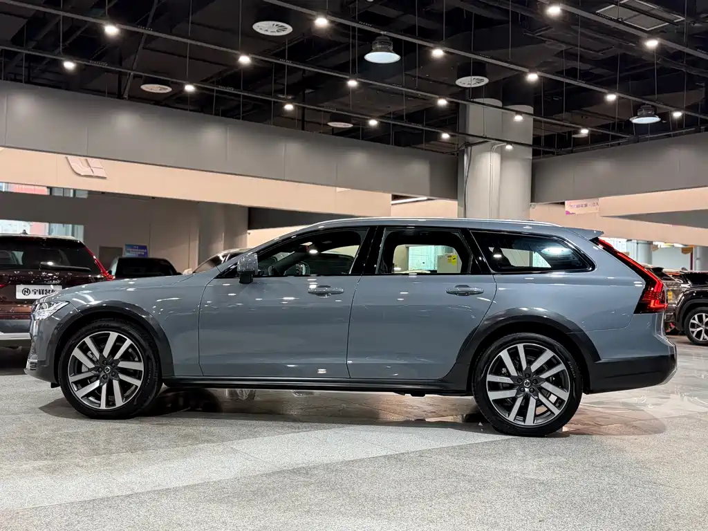 Volvo V90 2022 Cross Country B5 AWD Zhiyuan Edition купить на сайте DeffCars