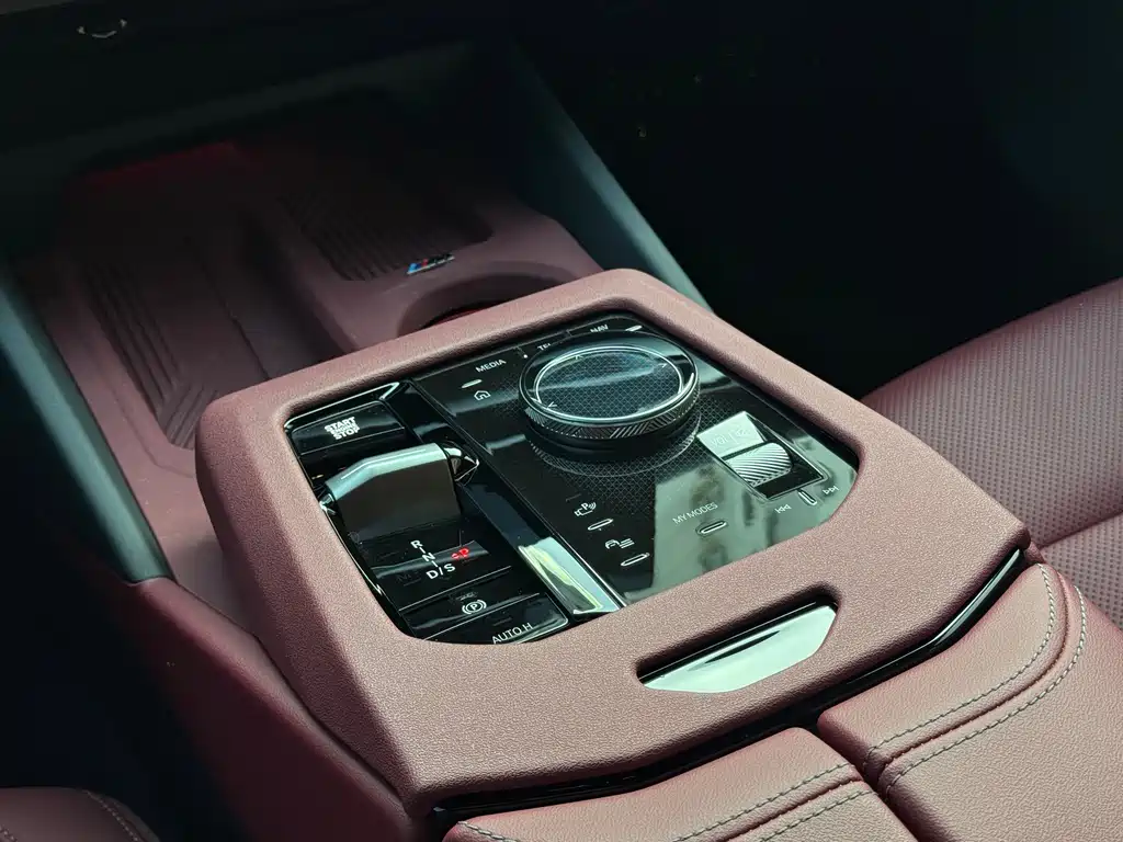 BMW 5 Series 2025 530Li Leading M Sports Package купить на сайте DeffCars