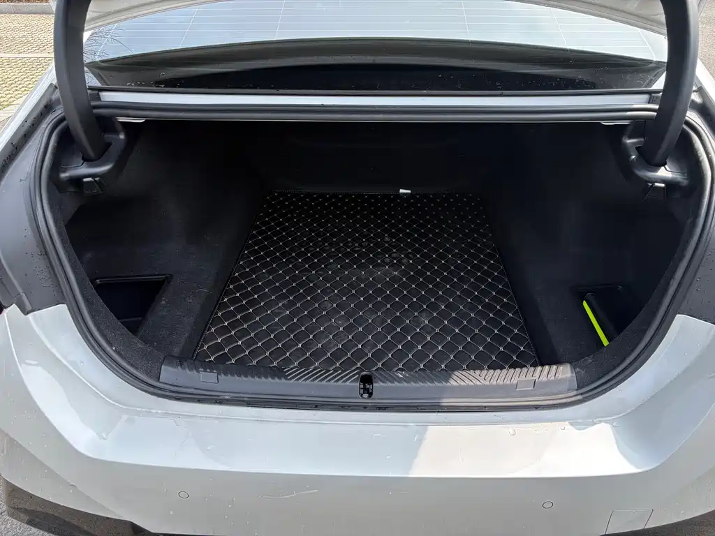 BMW 5 Series 2025 530Li Leading M Sports Package купить на сайте DeffCars