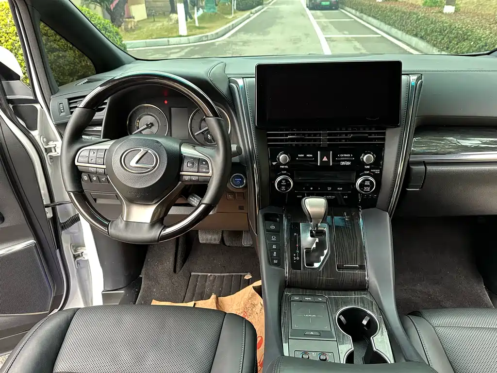 Lexus LM 2020 300h seven-seater elegant version купить на сайте DeffCars