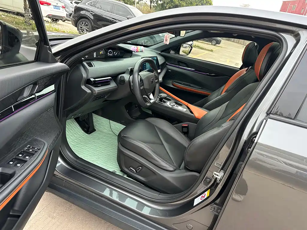 Changan UNI-V 2023 1.5T premium model купить на сайте DeffCars