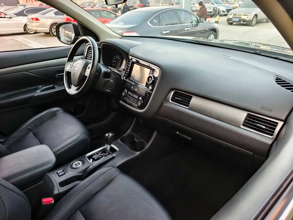 Outlander imported 2014 2.4L four-wheel drive luxury value version, 5 seats купить на сайте DeffCars