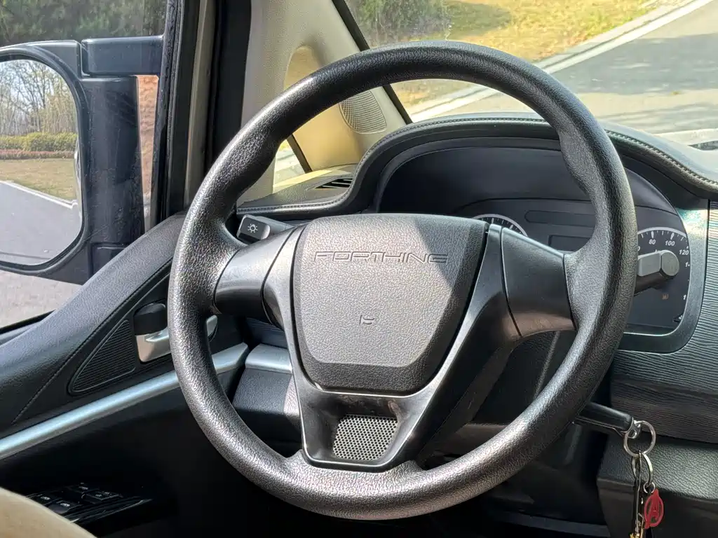 Lingzhi 2022 M5L 2.0L practical 7-seater купить на сайте DeffCars