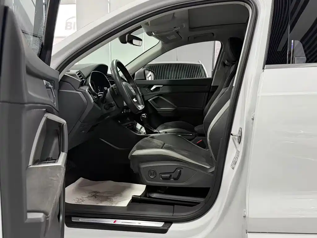 Audi Q3 2023 35 TFSI Fashionable and Dynamic (1.4T) купить на сайте DeffCars