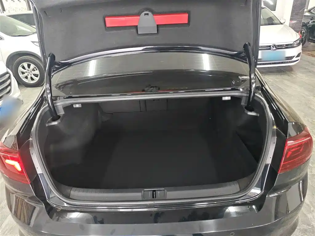Magotan 2023 2 million commemorative edition 280TSI DSG leading model купить на сайте DeffCars