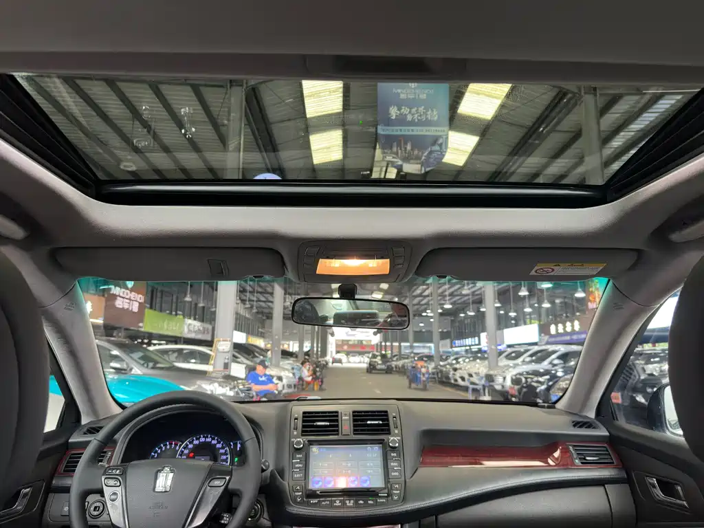 Crown 2011 2.5L Royal leather sunroof special edition купить на сайте DeffCars