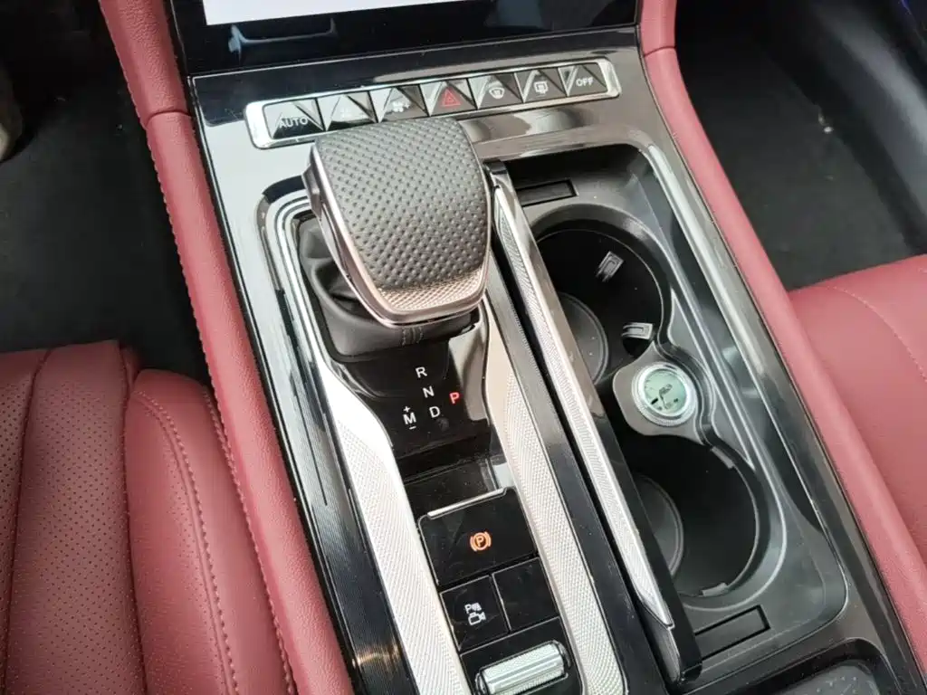 Hongqi H5 2025 2.0T automatic Qichang version купить на сайте DeffCars