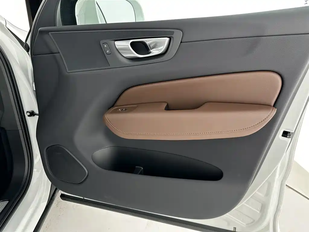 Volvo XC60 2024 B5 four-wheel drive Zhiyi Luxury Edition купить на сайте DeffCars