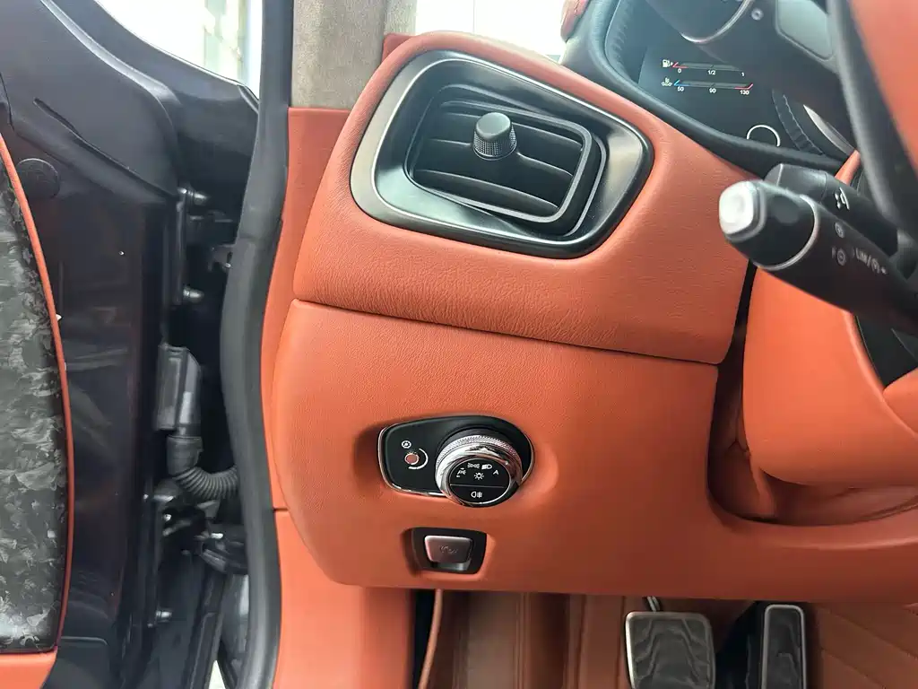 Aston Martin DB11 2019 4.0T V8 Coupe купить на сайте DeffCars