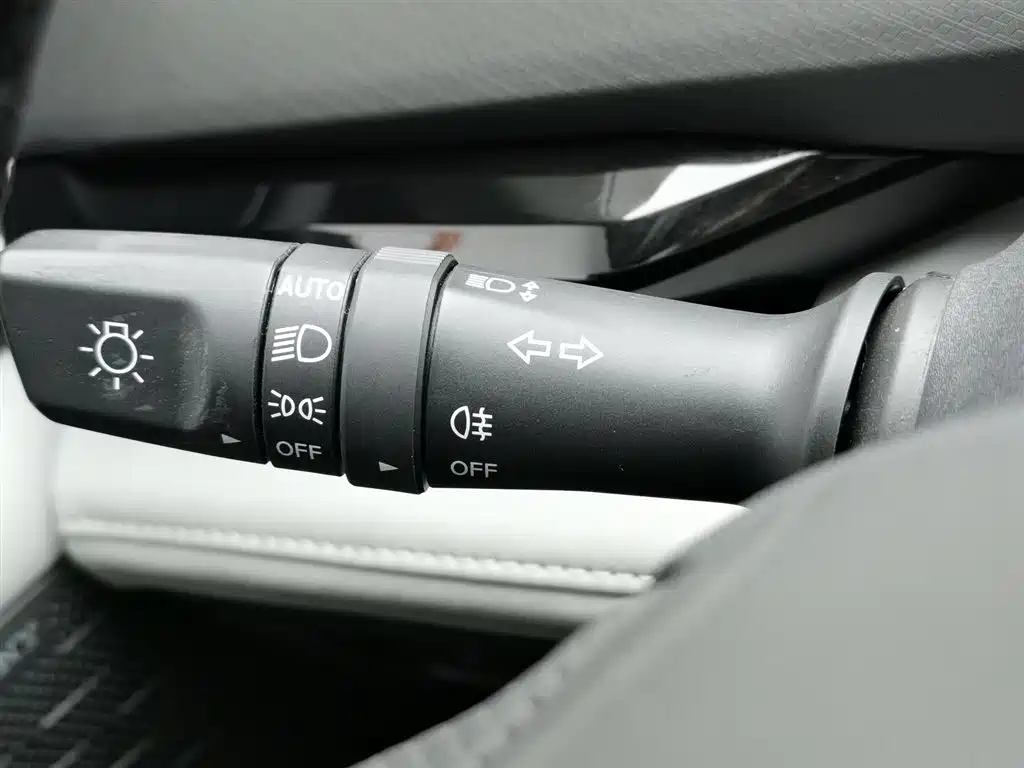 Changan UNI-V Smart iDD 2023 Smart iDD 1.5T 113km smart cool model купить на сайте DeffCars