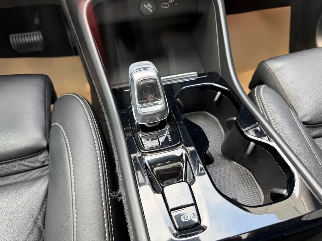 Volvo XC40 2023 B4 four-wheel drive Zhiyuan Deluxe Edition купить на сайте DeffCars